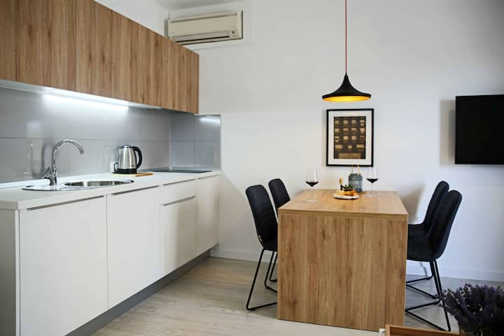 Deluxe Apartment Near Beach - Tisno