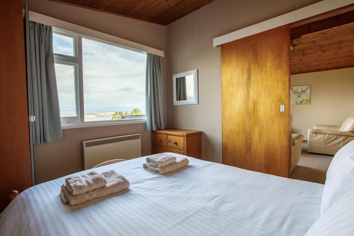 Ლამაზი ხრაშუნა თეთრი ბამბის თეთრეული კარგად მოფიქრებულ ორადგილიან საძინებელში