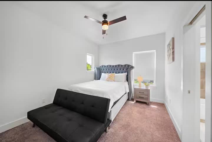 Трета спалня с двойно легло и разтегателен фотьойл.