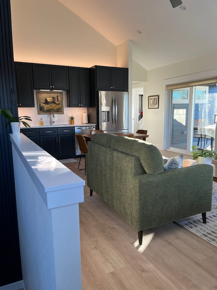 New 2br/2bath Old Town Erie Home + Outdoor Deck - Erie, CO