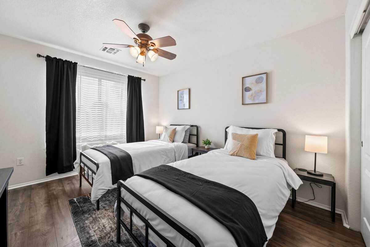 Táto spálňa má dve postele Twin XL s pohodlnými vankúšmi, posteľnou bielizňou a prikrývkami. Nočné stolíky s lampami s portom USB.