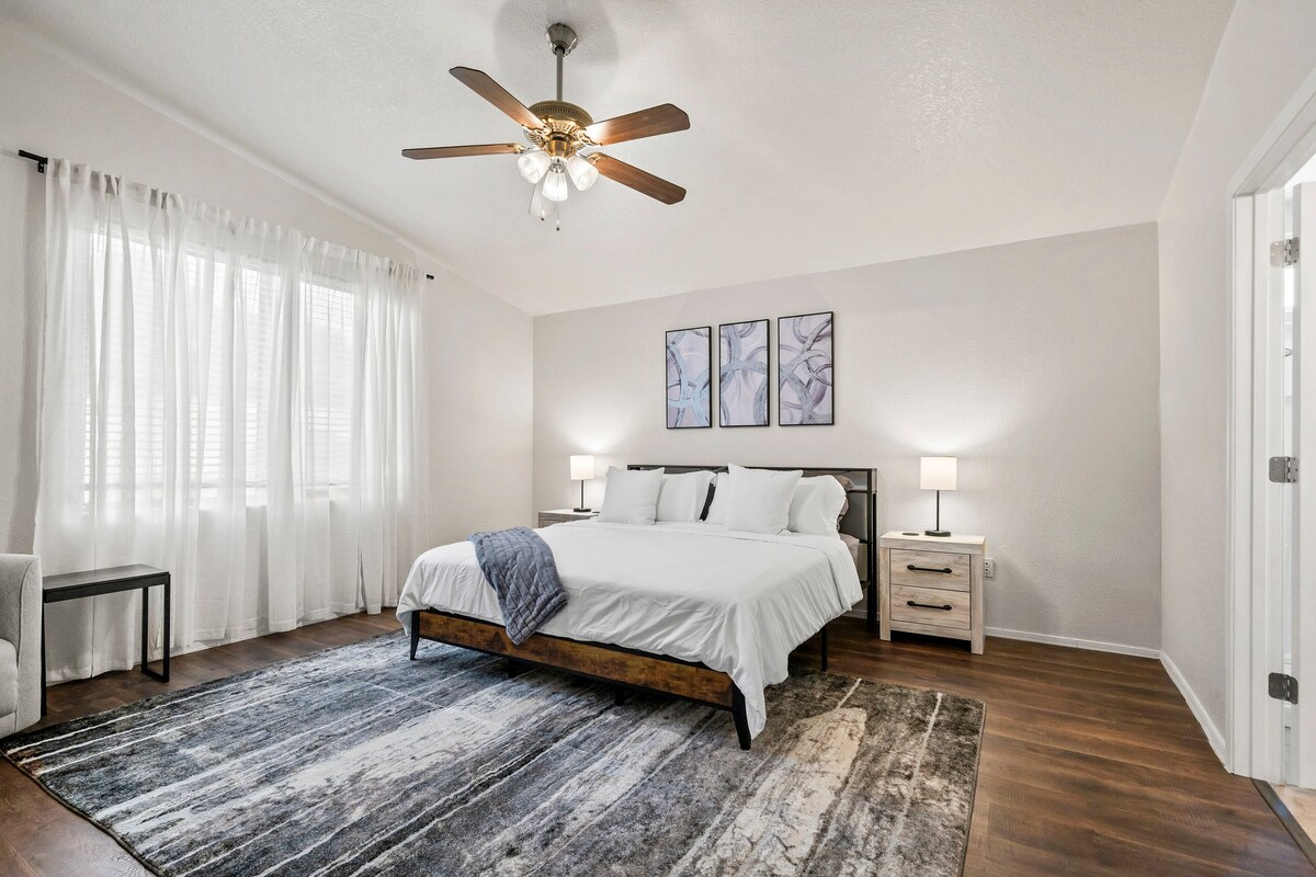 Primárna spálňa zahŕňa manželskú posteľ veľkosti King s pohodlnými vankúšmi, posteľnou bielizňou a prikrývkami. Dva nočné stolíky s lampami s portom USB. Čelo postele má tiež vstavané LED páskové svetlá. 