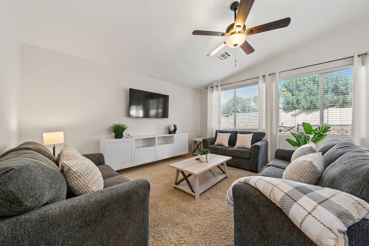 Veľké okná s výhľadom na bazén. Pohodlný nábytok zahŕňa rozkladaciu pohovku (menšia manželská posteľ) a dve pohovky. Posteľná bielizeň a vankúše sú v cene. 55-palcový inteligentný televízor Roku má režim pre hostí, takže sa môžete prihlásiť do svojich obľúbených streamovacích kanálov.