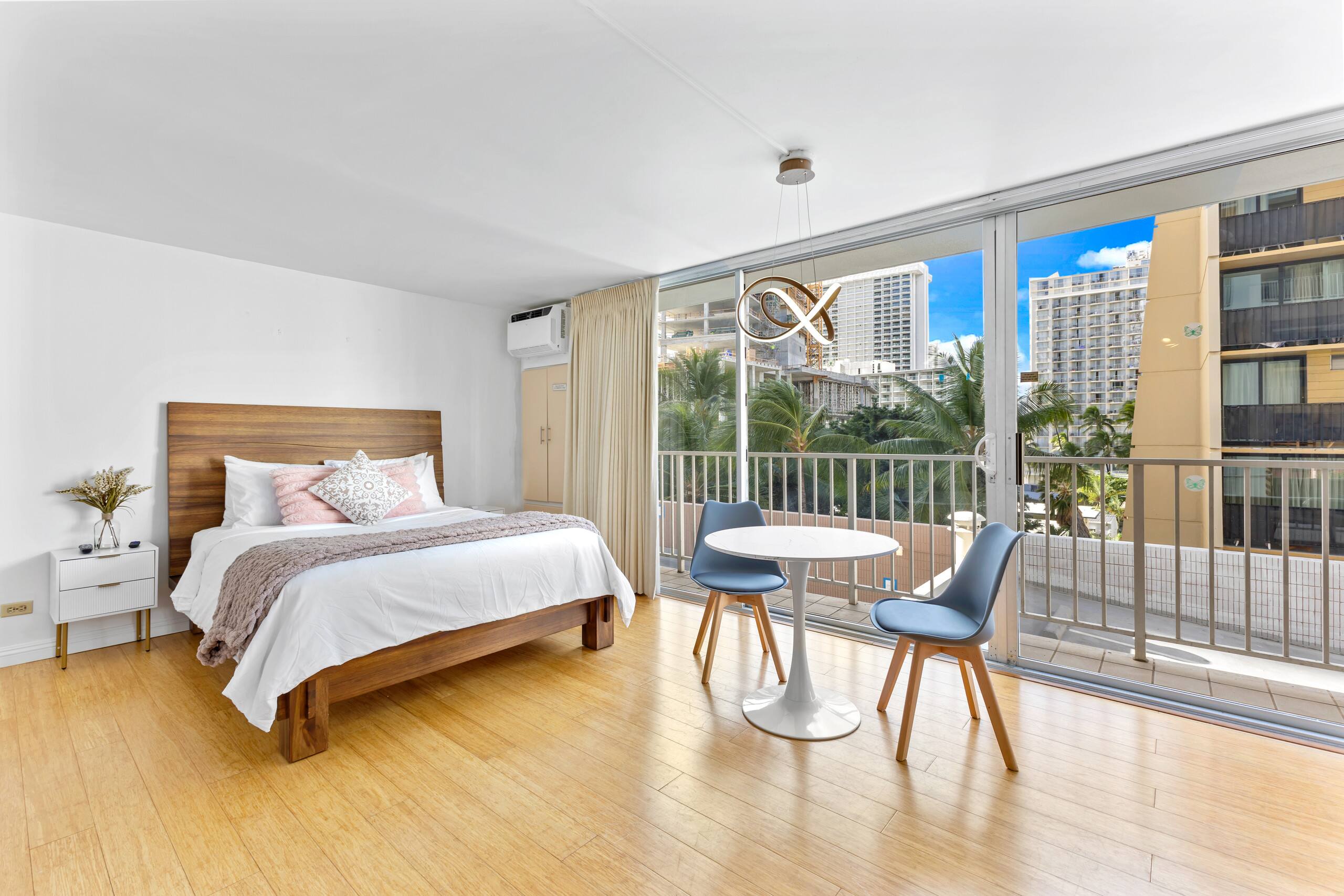 Luxury & Heart of Waikiki: 1 Block to Beach - Image 6