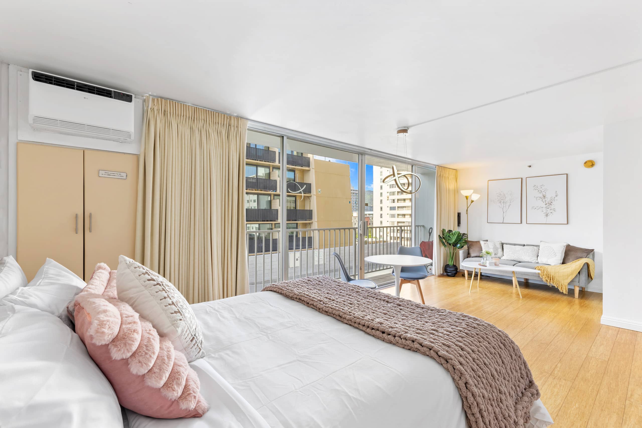 Luxury & Heart of Waikiki: 1 Block to Beach - Image 1