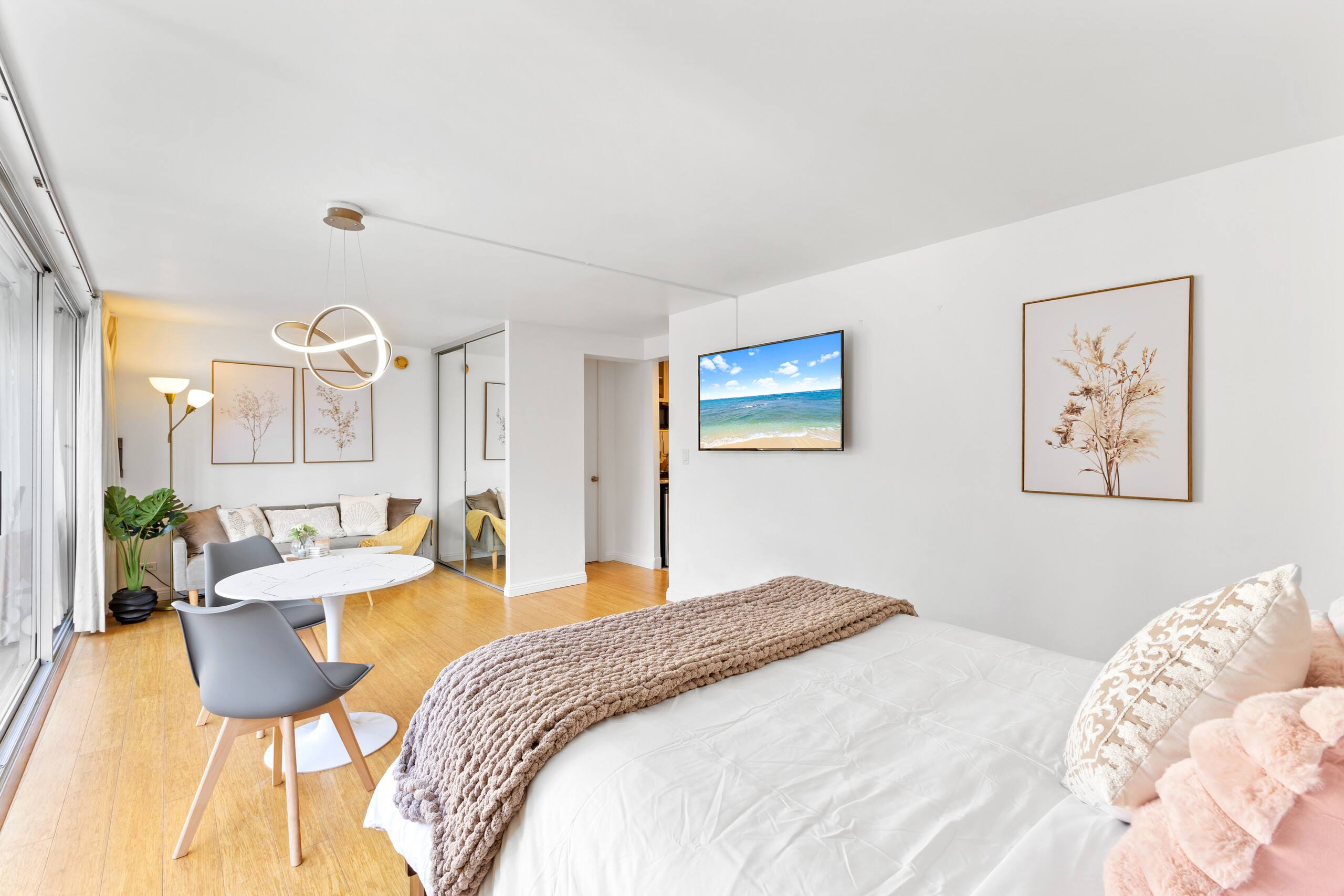 Luxury & Heart of Waikiki: 1 Block to Beach - Image 5