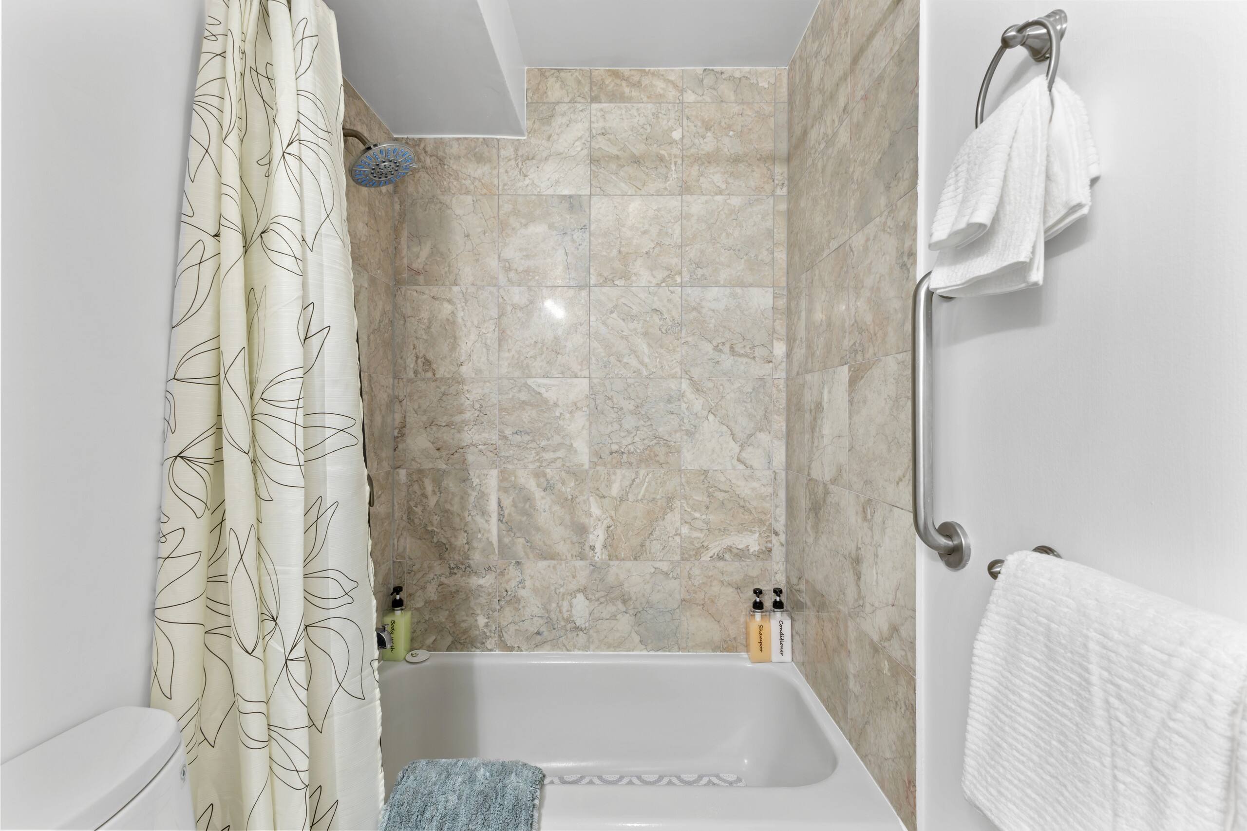 Luxury & Heart of Waikiki: 1 Block to Beach - Image 9