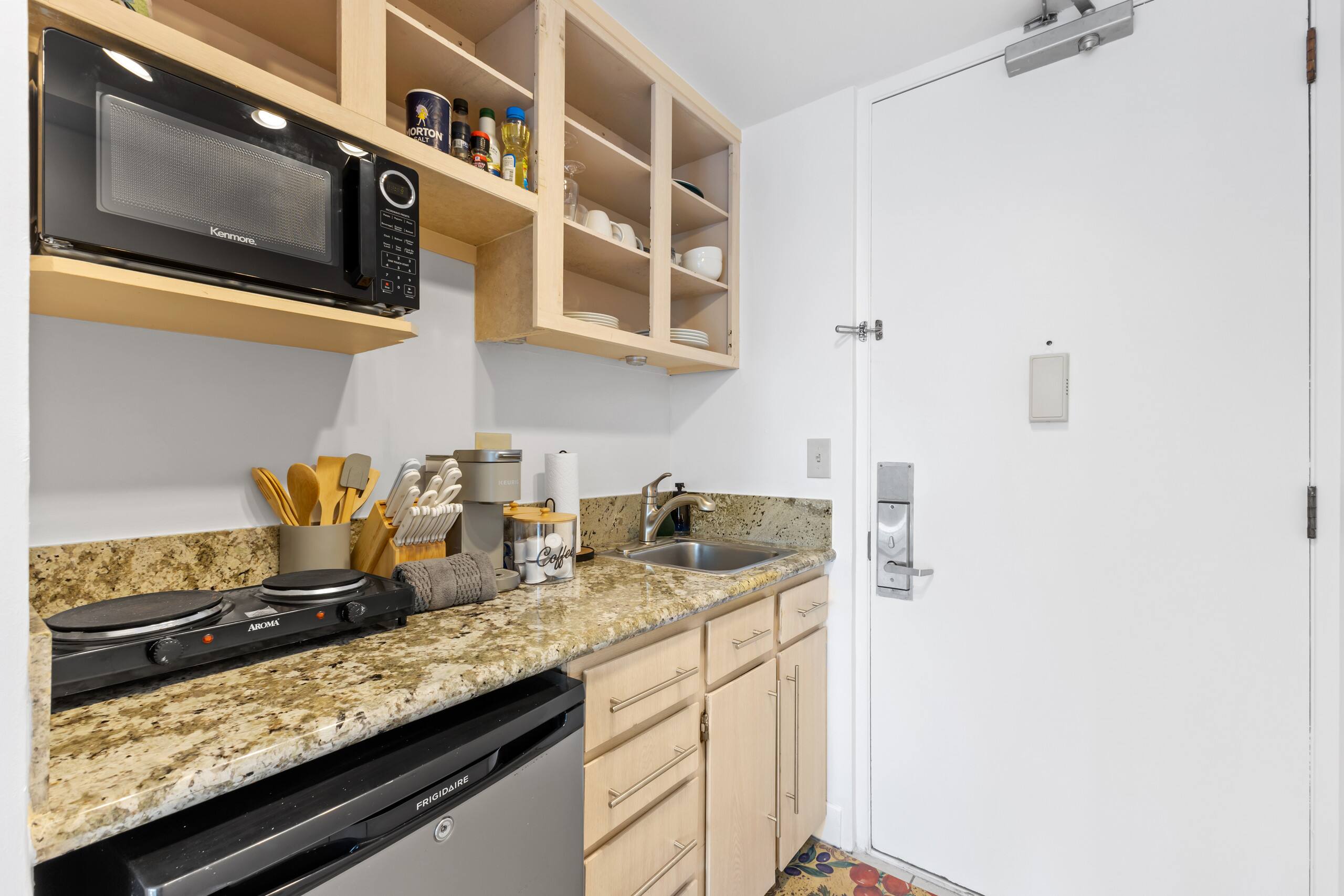 Luxury & Heart of Waikiki: 1 Block to Beach - Image 8