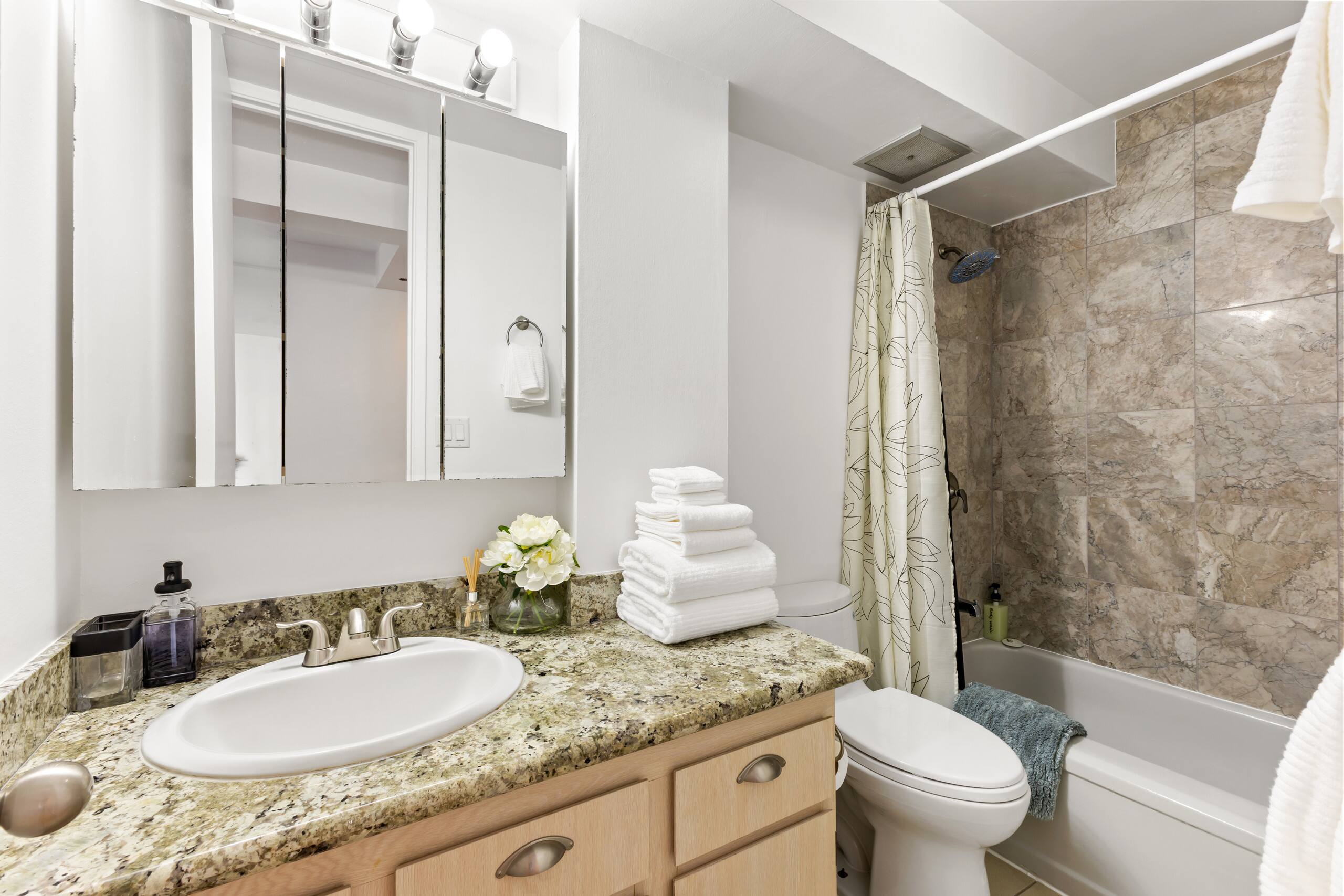 Luxury & Heart of Waikiki: 1 Block to Beach - Image 10