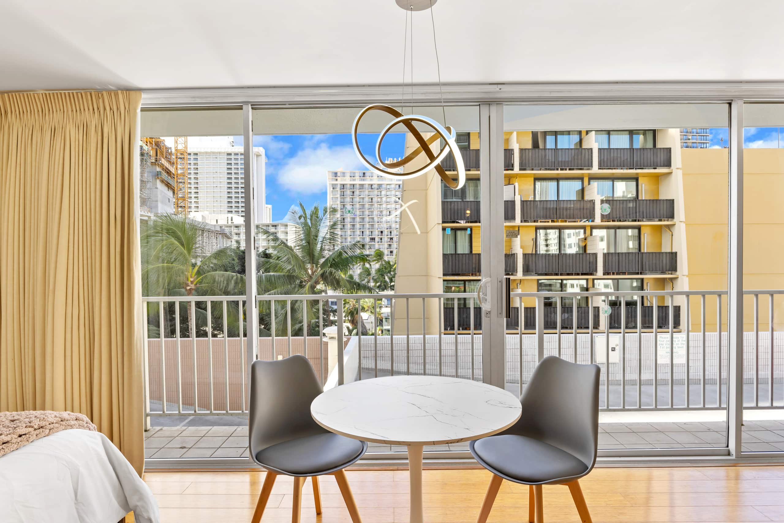 Luxury & Heart of Waikiki: 1 Block to Beach - Image 27