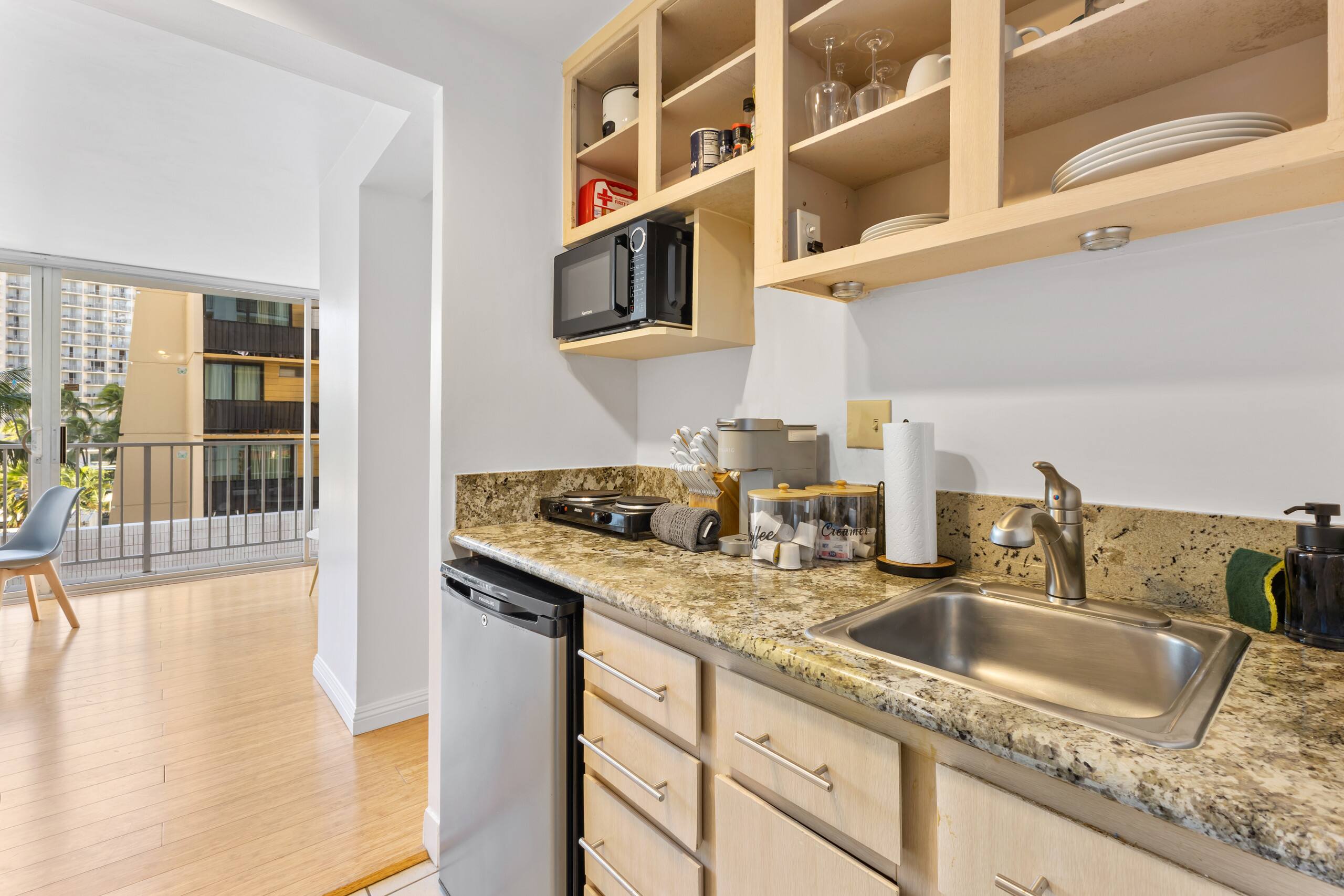 Luxury & Heart of Waikiki: 1 Block to Beach - Image 7