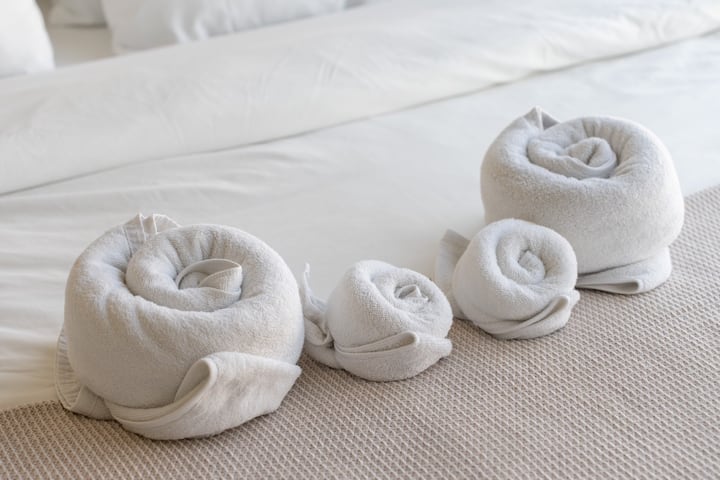 Peshqirë të freskët dhe gjithçka që të duhet për një qëndrim të rehatshëm.