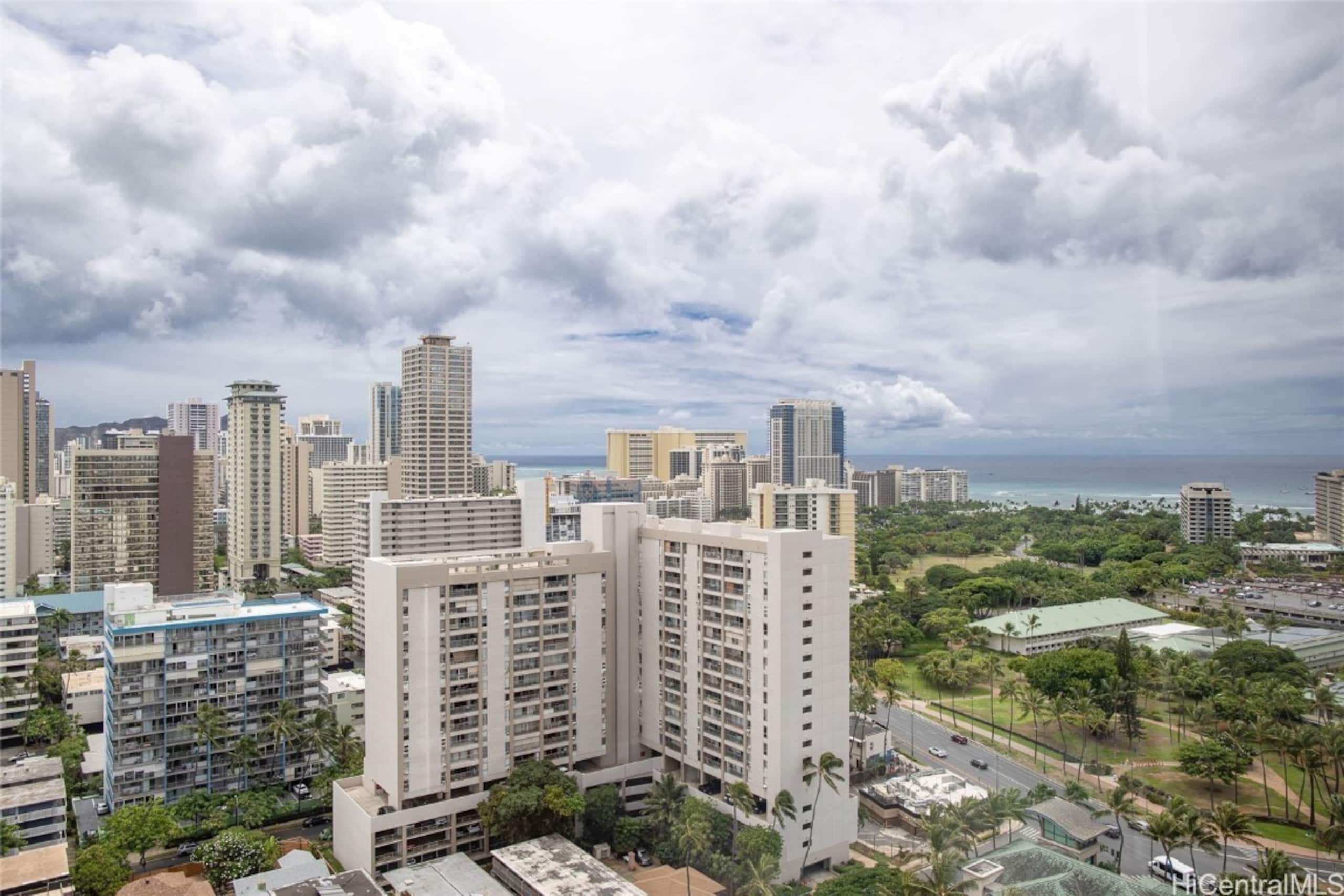 Condo in Honolulu · ★4.97 · 1 bedroom · 1 bed · 1 private bath - Image 32