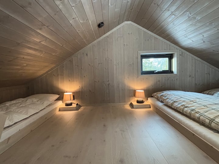 Ka krevate në loft për 3 persona dhe lartësia e tavanit është 180n cm 