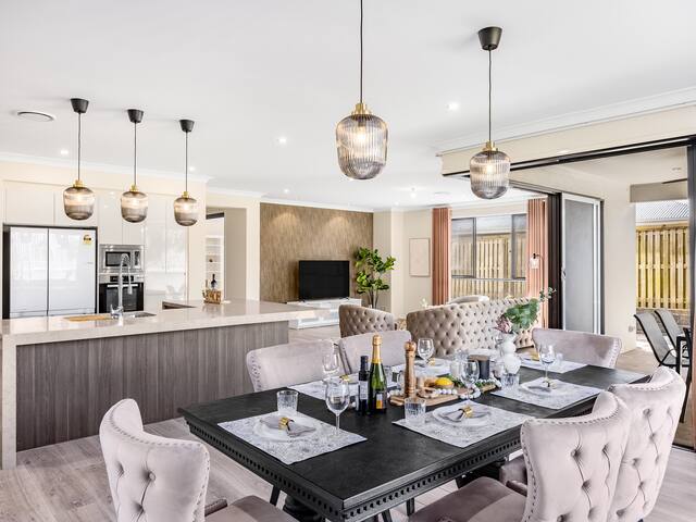 French Royal Experience 5B3B Grand House 3Parking gallery image 4