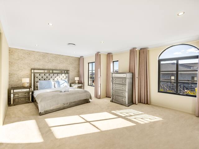 French Royal Experience 5B3B Grand House 3Parking gallery image 3