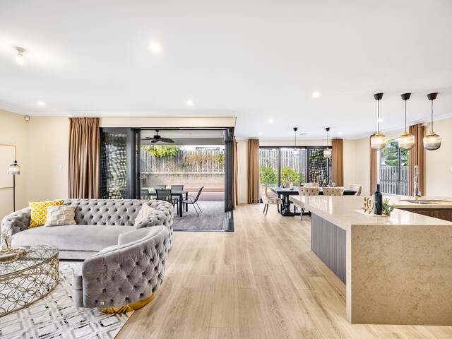 French Royal Experience 5B3B Grand House 3Parking gallery image 2