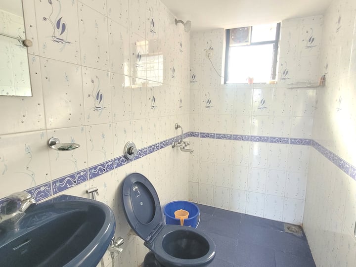 Full bathroom 2 image 1