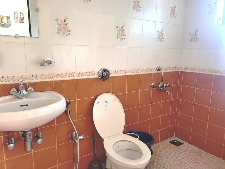 Full bathroom 1 image 1