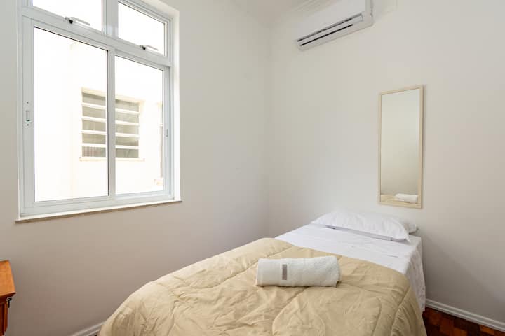 يحتوي السرير على سرير إضافي تحته لشخص آخر.