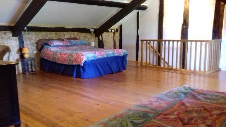 מיטה בגודל 36 מ"ר, ניתן להזיז מיטת יחיד בירידה, אם תרצו.