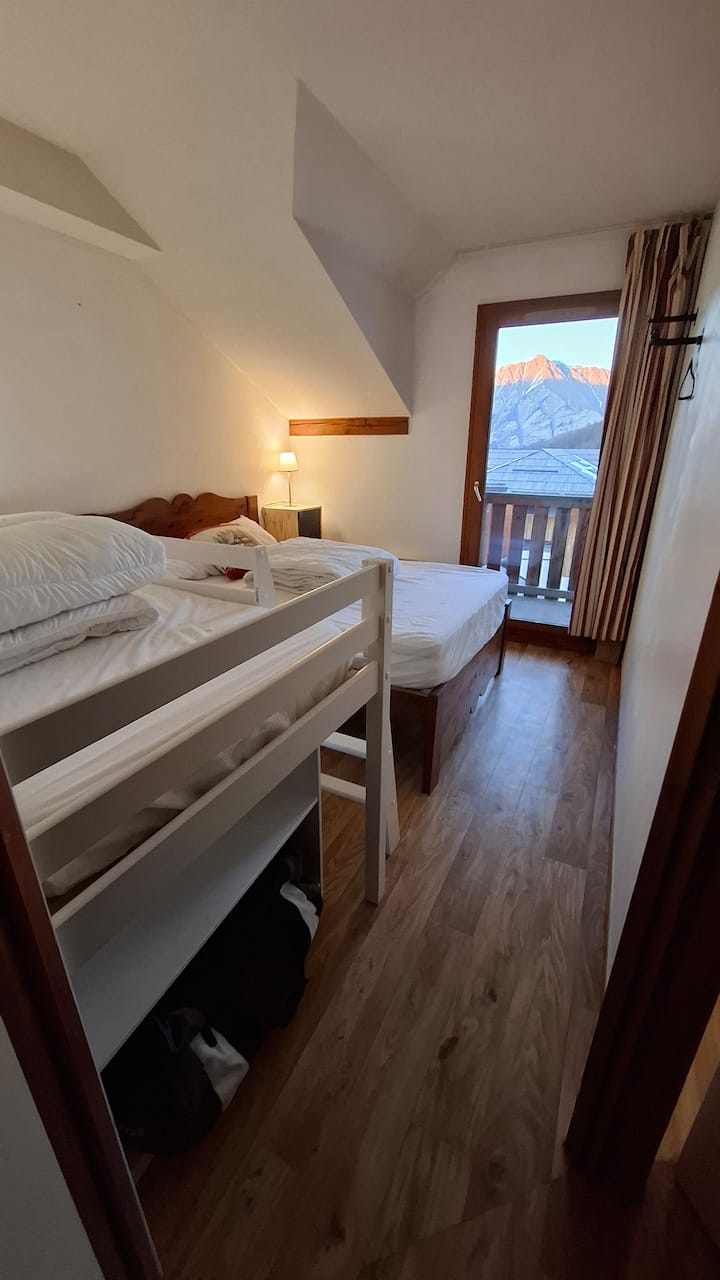 Спалня с 3 спални с изглед към балкон със страничен изглед, изглед към басейна и сняг.