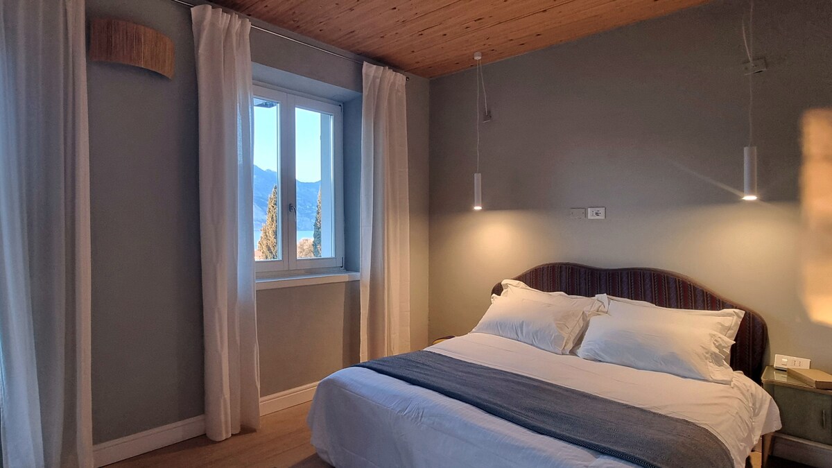 საწოლის კუთხე მთავარ მისაღებ ოთახში. Დიდი ზომის ორადგილიანი საწოლი 180 × 200 სმ