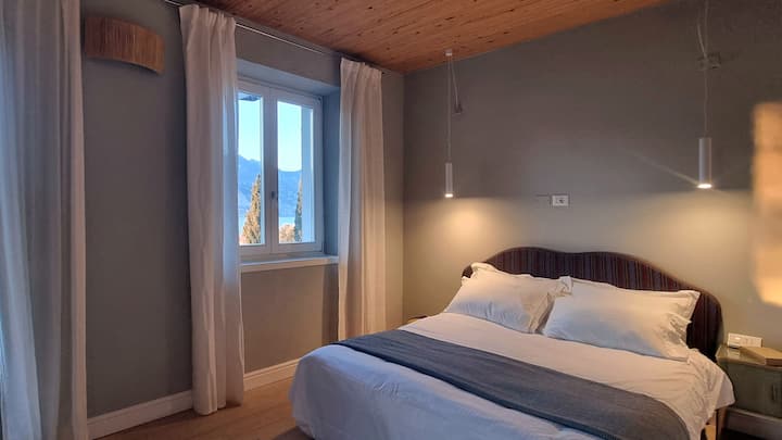 kutak kreveta u glavnom dnevnom boravku. Bračni krevet (180 x 200 cm)