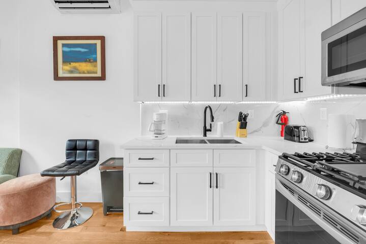 Lux Light Filled Crown Heights Townhouse Unique gallery image 4