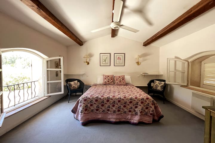 Მთავარი საძინებელი ჭერის ვენტილატორით