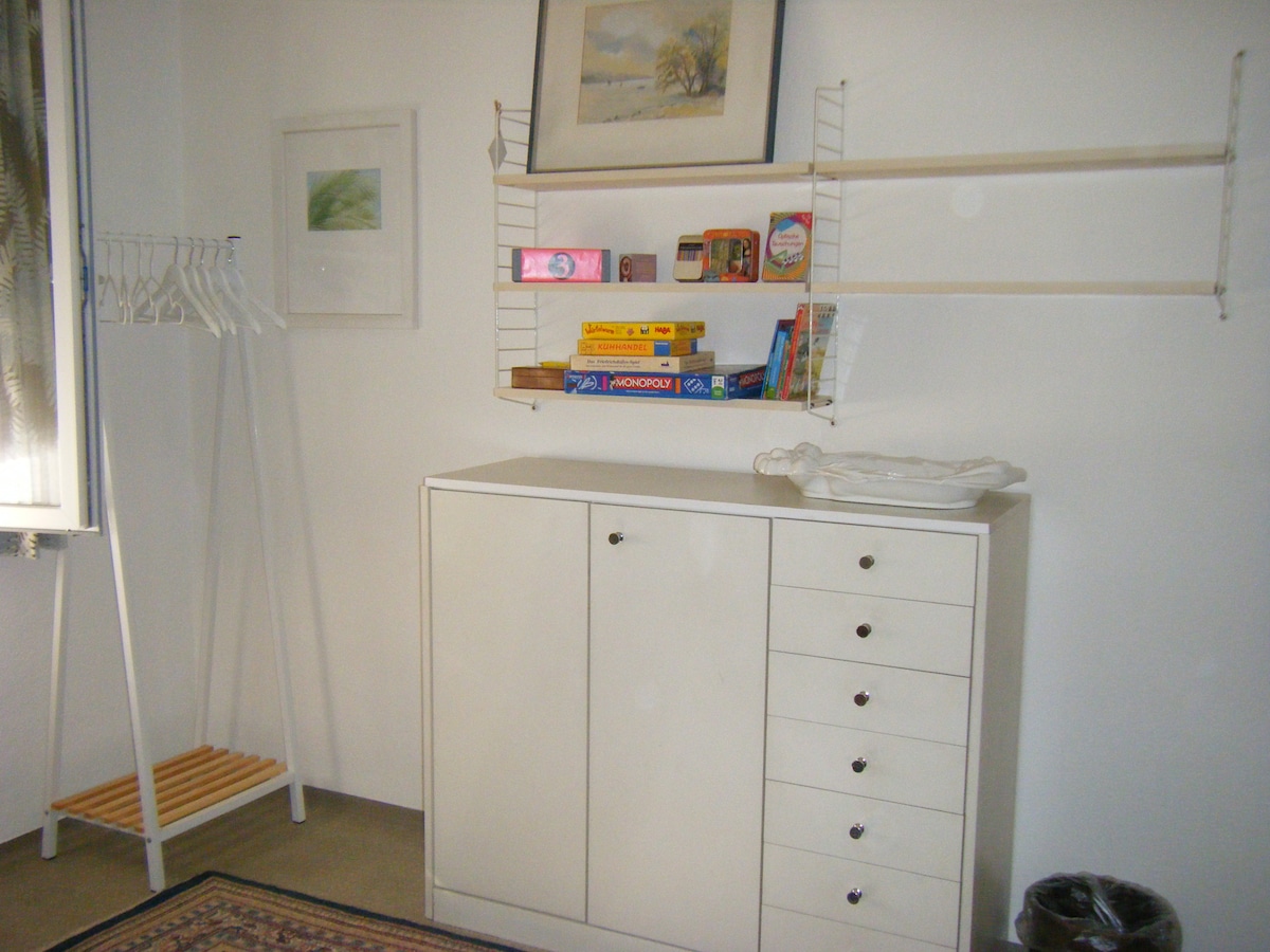 в 3 - та стая: малък гардероб, бюфет и селекция от дребни игри за деца от всички възрасти