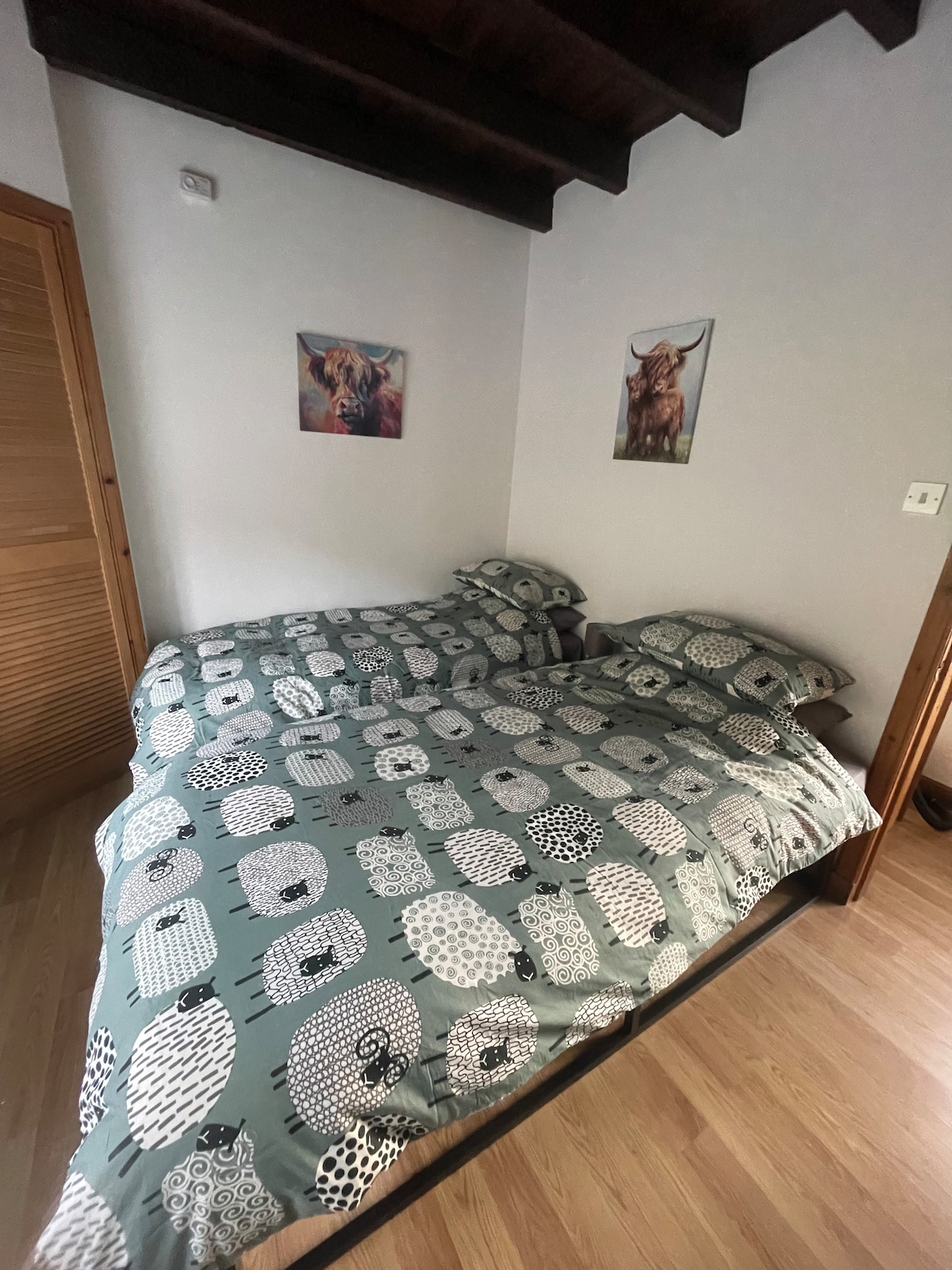 سرير فردي قياسي واحد (90 سم × 190 سم)
سرير فردي صغير (75 سم × 190 سم)