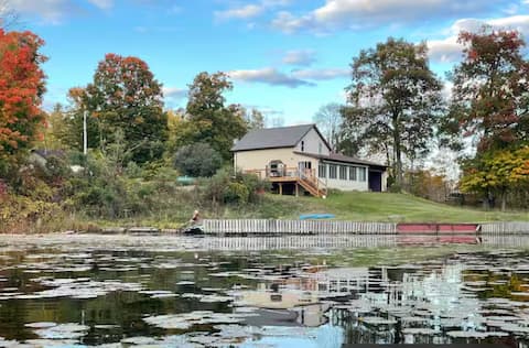 Waterfront Lake Cottage Getaway