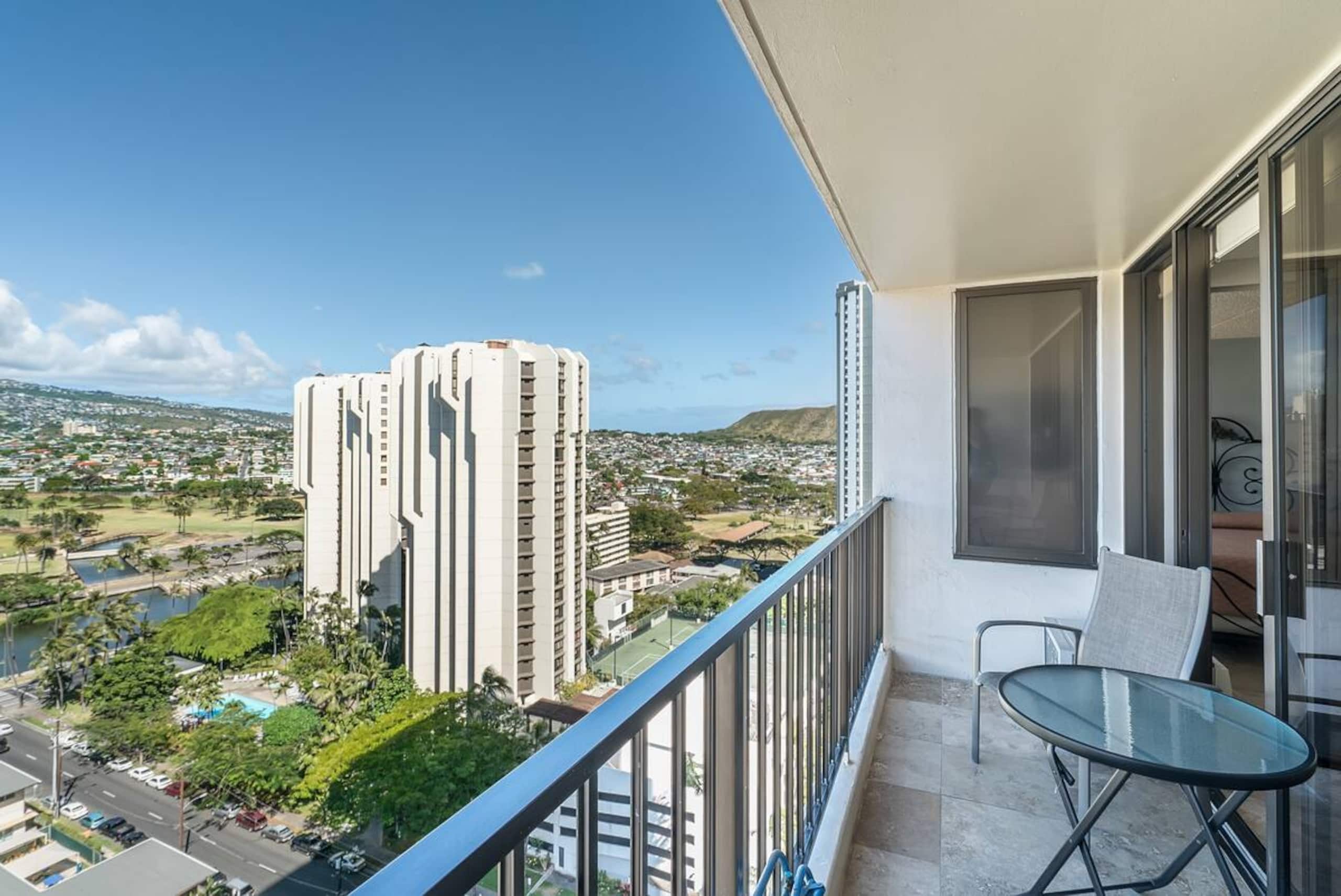 Condo in Honolulu · ★4.86 · 1 bedroom · 3 beds · 1 private bath - Image 20