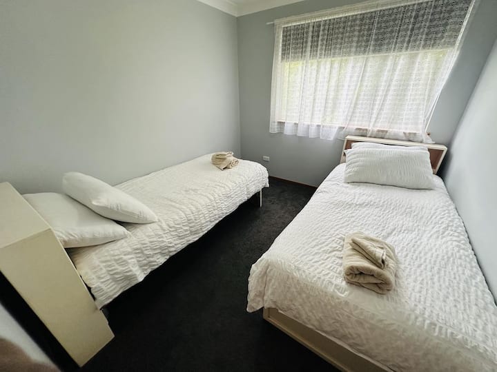 Საძინებელი 1- ორი ერთადგილიანი საწოლი ერთმანეთის გვერდიგვერდ არის მოწყობილი, ერთმანეთისგან განცალკევებით, რომ მათ შორის მარტივად გადაადგილდეს. Ჭერის ვენტილატორი ვენტილაციისა და გაგრილებისთვის. 