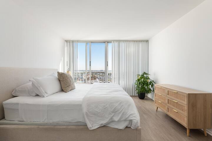 Oceanfront • Walk to Pier•Pool+hottub,free parking gallery image 3