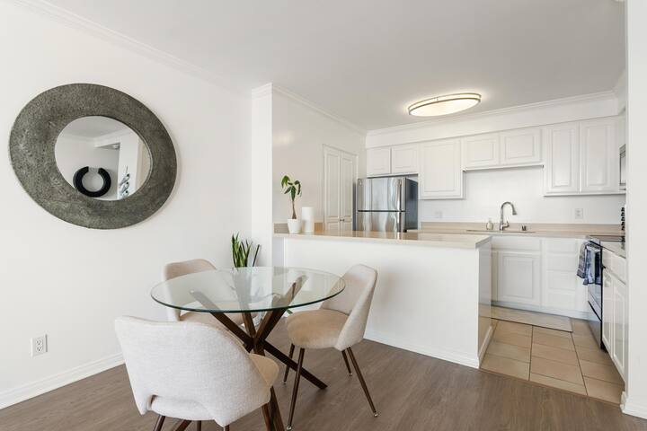 Oceanfront • Walk to Pier•Pool+hottub,free parking gallery image 5