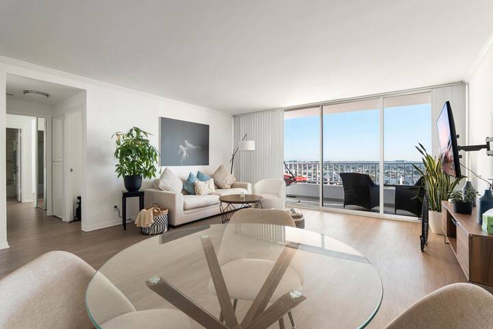 Oceanfront • Walk to Pier•Pool+hottub,free parking gallery image 2