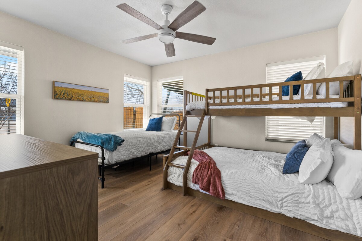 Perfecto para familias o grupos, este luminoso dormitorio cuenta con una litera doble y una cama doble adicional. Con ropa de cama acogedora, un ventilador de techo y mucha luz natural, es un refugio cómodo para niños o huéspedes adicionales. Capacidad para 4 personas cómodamente.