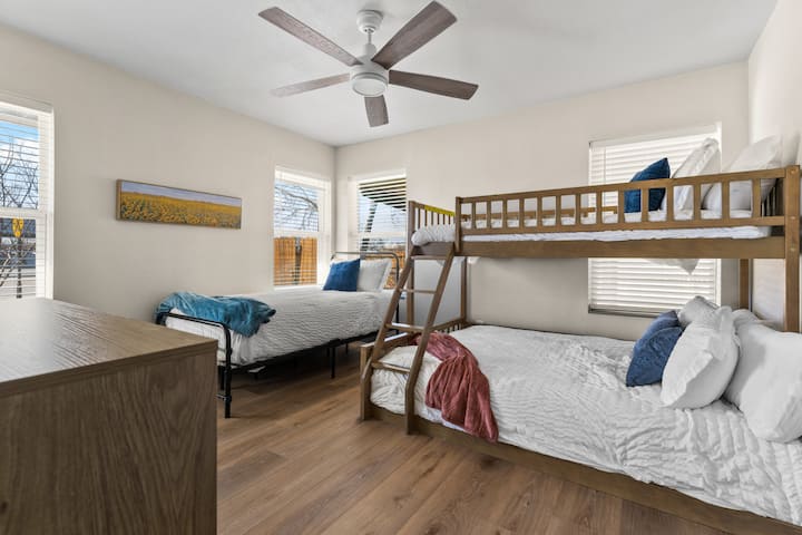 Ova svijetla spavaća soba savršena je za obitelji ili grupe i sadrži krevet na kat s dva jednostruka ležaja i dodatni jednostruki ležaj. Udobna posteljina, stropni ventilator i mnogo prirodnog svjetla čine ga udobnim utočištem za djecu ili dodatne goste. U njemu mogu udobno spavati 4 osobe.