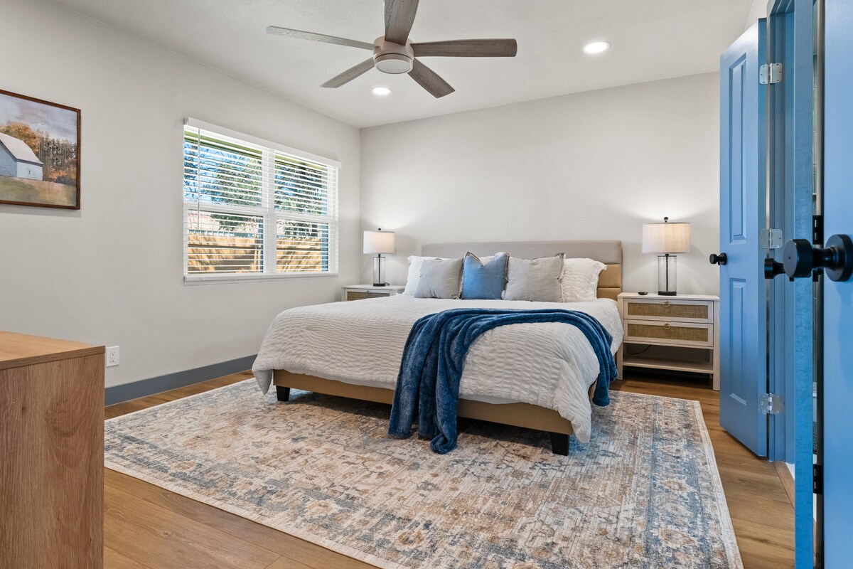 Relájate en esta serena suite principal con una lujosa cama tamaño king Nectar, sábanas acogedoras y persianas opacas para un sueño reparador. Disfruta de iluminación moderna, mesitas de noche dobles y un ventilador de techo. Limpio, tranquilo y perfecto para recargar.