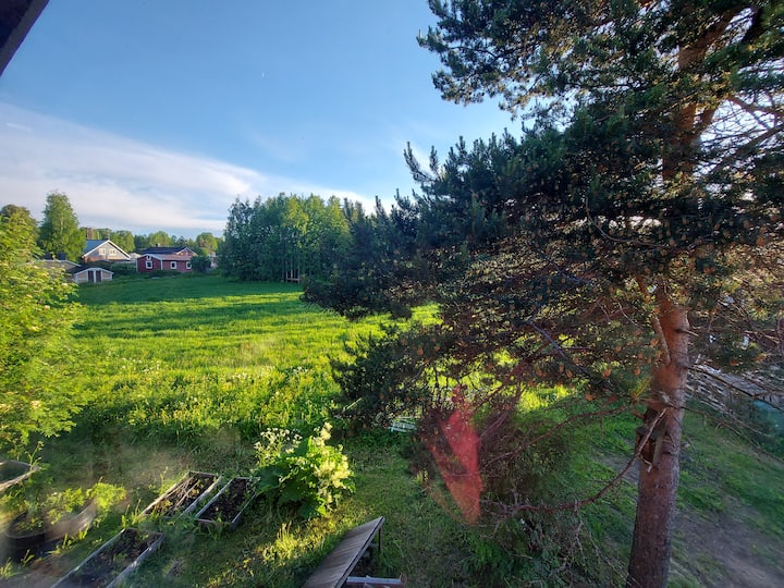 Vista al prado desde el dormitorio oeste del segundo piso.