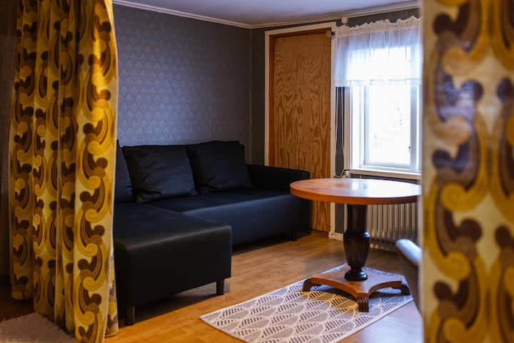 Dormitorio/sala de estar en el segundo piso. Sofá cama de 120 cm de ancho.
Cama de 120 cm

Habitación de paso con la posibilidad de dividir la zona de dormitorio con cortinas.