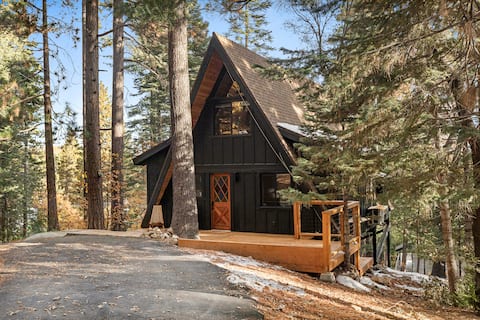 Romantic A-frame Cabin - Modern Interior/Views