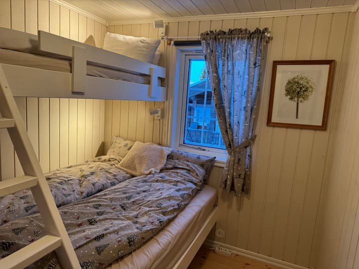 Საძინებელი საოჯახო ორსართულიანი საწოლით (140x200 სმ და 70x200 სმ)