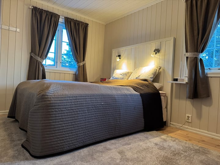 Მთავარი საძინებელი ორადგილიანი საწოლით (160x200 სმ)