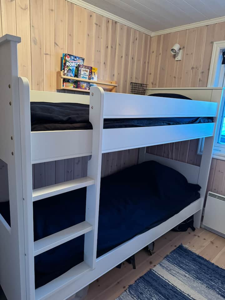 Საძინებელი ორსართულიანი საწოლით (80x200 სმ)