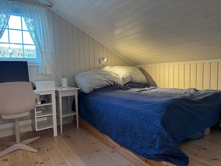 Საძინებელი ლოფტში 4 საძილე ადგილით. Არსებობს 4 დასადგამი საწოლი, რომლებიც შეიძლება გამოყენებულ იქნას ორადგილიან საწოლად ( 190x200) ან ერთადგილიან საწოლად (80x200 სმ).    