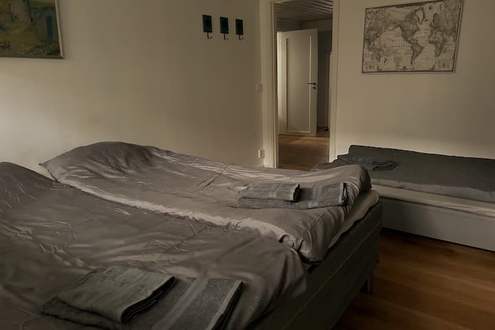 Sovrum 1 första plan. Det finns 11 sängplatser i huset vintertid. Under sommarperioden finns även gårdshuset tillgängligt totalt 14 sängplatser då.