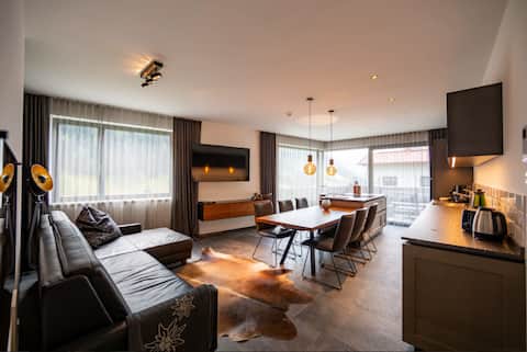 Top Airbnb: Hollywood Dream Luxury Apartment + Private Sauna in Kappl